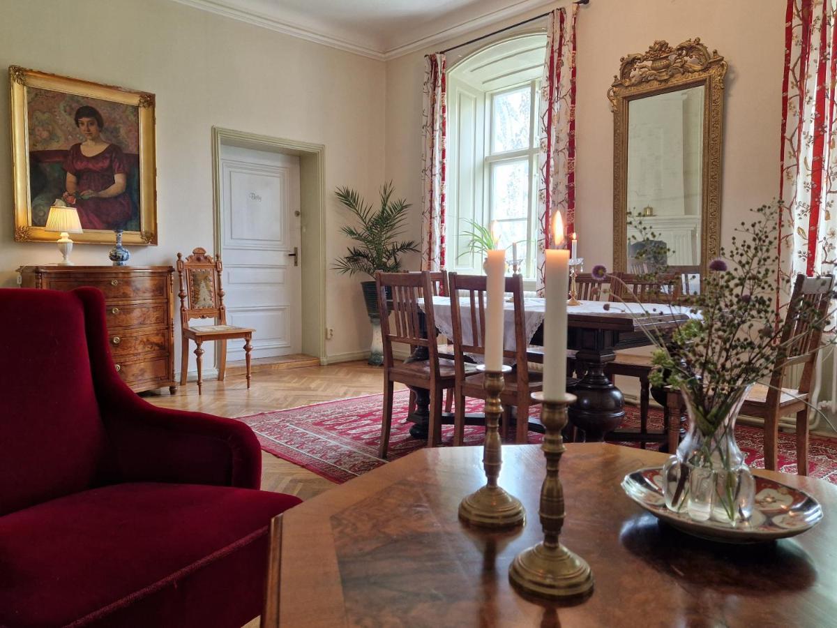 Гостевой дом Naeaes Slott Floda  Экстерьер фото